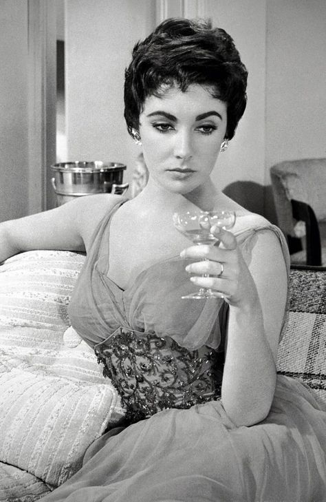 Champagne Ennui - How To Ring In The New Year Glamorously. - If It's Hip, It's Here Taylor Rogers, Edward Wilding, Helen Rose, Stars D'hollywood, Scarlett O'hara, Richard Burton, Hollywood Photo, Tony Curtis, Liz Taylor