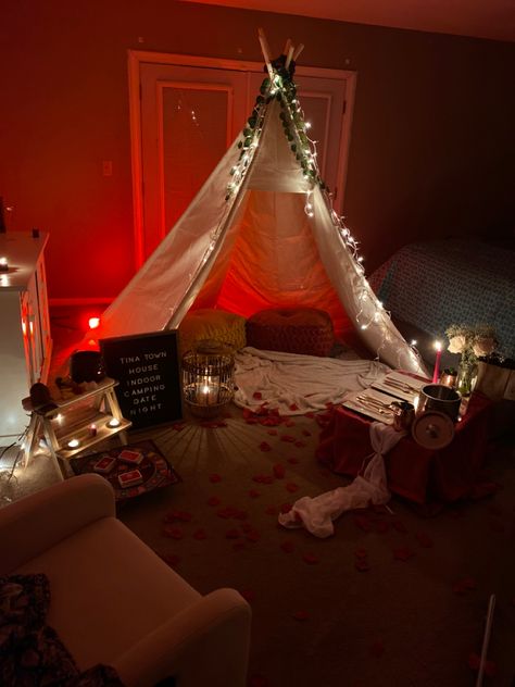 Romantic Teepee Date, Teepee Date Night, Cozy Date Night At Home Aesthetic, Indoor Picnic Ideas Romantic Date Night, Romantic Stay At Home Date Night Ideas, Diy Romantic Date Night At Home, Indoor Romantic Date Night, Indoor Tent Romantic, Indoor Picnic Ideas Romantic