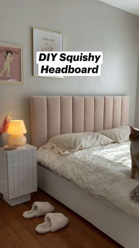 DIY Upcycling: The way to Make a Squishy Headboard Check more at https://howcandothis.com/diyideas/diy-upcycling-the-way-to-make-a-squishy-headboard/ Diy Padded Headboard Ideas, Fabric Headboard Diy, Padded Headboard Ideas, Diy Padded Headboard, Material Headboard, Toy Room Organization, Headboard Inspiration, Creative Headboard, Diy Headboard Ideas