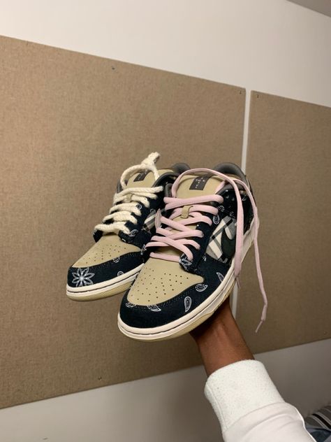 Travis Scott Dunks, Hypebeast Shoes, Nike Travis Scott, Nike Fashion Shoes, Custom Air Force 1, Nike Sb Dunks, Aesthetic Shoes, Vans Authentic Sneaker, Nike Sb