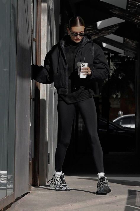 Dark Gym Outfit, Athleta Outfit, Sports Leggings Outfit, Athleta Outfits, Gym Short Outfits, Work Out Outfits, Modest Gym, Hailey Bieber Outfits, Outfit Sporty