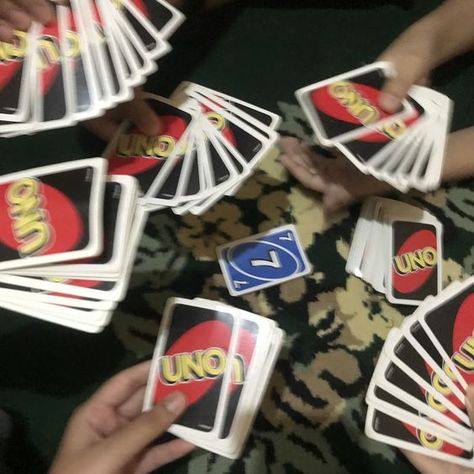 A fun game of Uno at a party with friends Uno With Friends Aesthetic, Friend Game Night, Friends Group Photo, Play Uno, Clay Crafts For Kids, 21st Birthday Cakes, School Friends, Fun With Friends, Cute Couple Poses