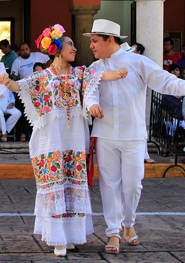 Los 5 Trajes Típicos Regionales De México Que Mas Me Gustan ... Mexican Attire, Folklorico Dresses, Mexican Clothing, Festival Dresses, Mexican Folklore, Mexican Wedding Dress, Mexico Fashion, Ballet Folklorico, Dancer Costume