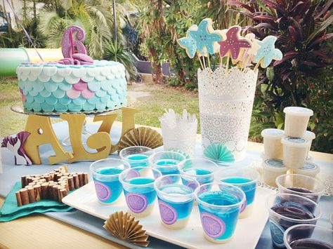 Sirenas Mermaid Birthday Party Decorations Diy, Mermaid Birthday Party Food, Mermaid Pool Parties, Ariel Birthday Party, Mermaid Birthday Party Ideas, Mermaid Birthday Decorations, Ariel Party, Mermaid Birthday Party Decorations, Mermaid Theme Birthday Party