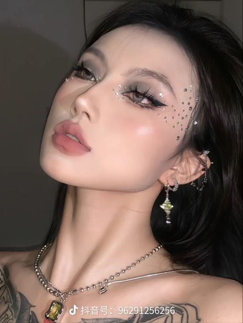 Asian Dark Makeup, Makeup Dark Aesthetic, Dark Makeup Aesthetic, Dark Douyin Makeup, Douyin Makeup Look, Gemstone Makeup, Dark Fairy Makeup, Gem Makeup, Coachella Makeup