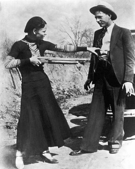 Bonnie & Clyde Bonnie And Clyde Photos, Famous Tombstones, Bonnie Parker, Jesse Owens, Bonnie And Clyde, Texas Ranger, Harry Truman, Bank Robber, Faye Dunaway