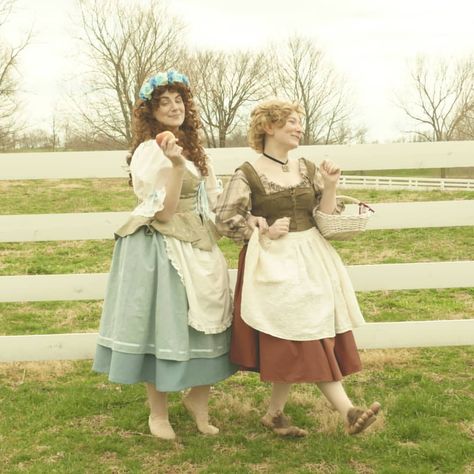 Stumbled across this photo with @sashaforthewin yesterday <3 We were supposed to be there this weekend, 2020 is ass. But at least we have… Hobbit Female Costume, Hobbit Girl Costume, Hobbit Lady Costume, Female Hobbit Costume, Women’s Hobbit Costume, Hobbitcore Fashion, Hobbit Fashion, Hobbit Wedding, Hobbit Costume