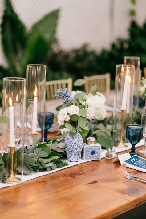 Blue and white chinoiserie wedding centerpiece. Captured by Gabby for Emily Wren Photography https://emilywrenweddings.com/ Blue And White Table Decorations Party, Blue Vase Wedding Centerpiece, Delft Wedding Decor, Aqua And Beige Wedding, Blue And White Table Arrangements, Blue Tuscan Wedding, Chinoiserie Themed Wedding, Porcelain Wedding Decoration, Ginger Jar Wedding Centerpiece