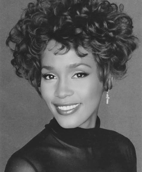 Makeup Photoshop, Houston Pictures, Whitney Houston Pictures, Black Legends, Fashion 90s, Phenomenal Woman, Whitney Houston, African American Women, Vintage Glamour