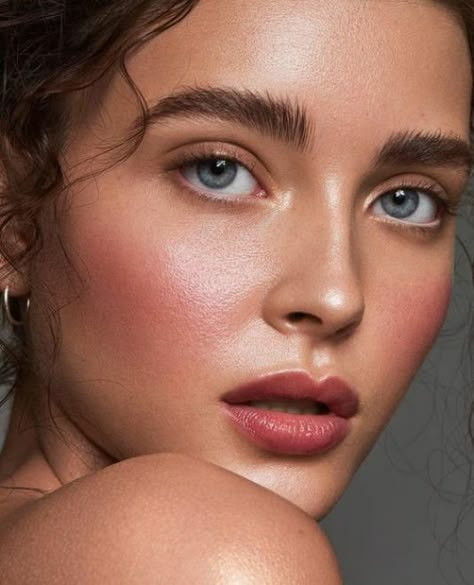 Create a feminine flush by applying the perfect blush in minimal makeup looks. #blushedbeauty #minimalmakeup #glow #cheeks Minimal Makeup Look, Makeup Tip, Minimal Makeup, Glowy Skin, Makeup Hacks, Natural Makeup Looks, Make Me Up, Summer Makeup, Make Up Looks