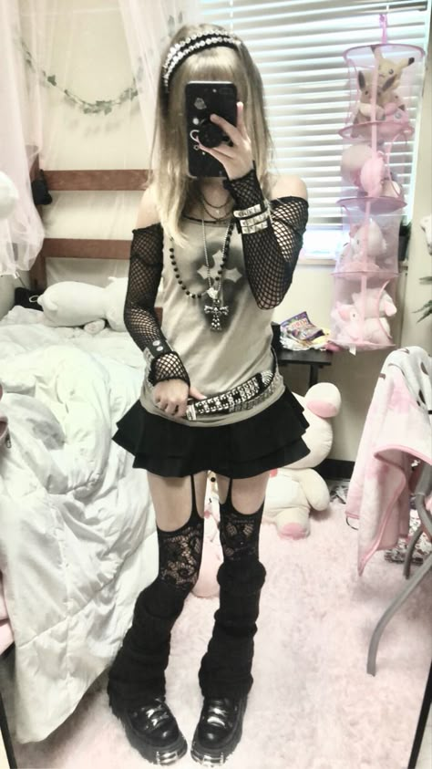 Causal Emo Outfits, Emo Gyaru Fashion, Gothic Gyaru Fashion, Rokku Gyaru Aesthetic, Goth Gyaru Fashion, Scene Grunge Outfits, Emo Outfit Inspiration, Alt Fashion Inspo Outfits, Y2k Gyaru Outfits