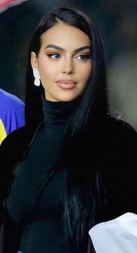 Georgina Rodriguez Makeup, Gorgina George, Gorging Rodriguez, Gio Rodriguez, Georgina Rodriguez Outfit, Georgia Rodriguez, Georgina Gio, Sleek Straight Hairstyles, Smooth Shiny Hair