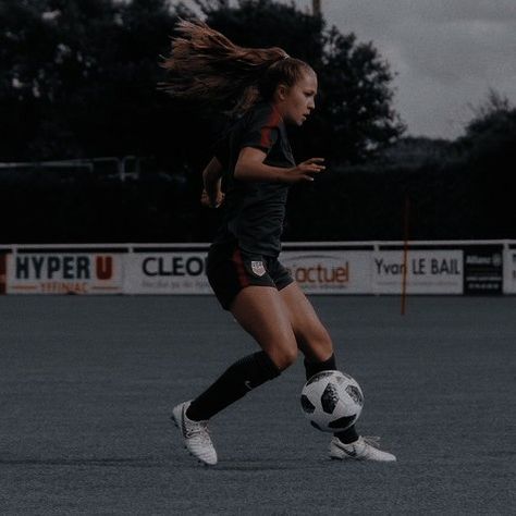 Soccer Asthetic Cleats, Soccer Girl Aesthetic, Girls Playing Football, Girl Playing Soccer, Soccer Pics, Girls Football, Soccer Photography, Soccer Season, Soccer Inspiration