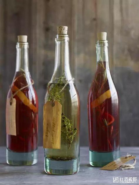 10 Sophisticated Wine Bottle Crafts | How To Build It Diy Salad Dressing, Diy Vinegar, How To Make Vinegar, Herbal Vinegar, Flavored Vinegars, Infused Vinegars, Old Wine Bottles, Infused Olive Oil, Flavored Oils