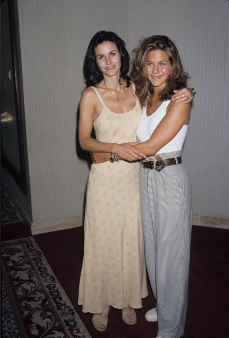 Courteney Cox (L) and Jennifer Aniston (Monica and Rachel on ‘Friends').  #friends #90sfashion #tbt Estilo Rachel Green, Rachel Green Style, Rachel Green Outfits, Rok Outfit, Friends Outfits, Jenifer Aniston, Courtney Cox, Friends Style, Fest Outfits