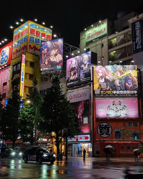 Have you visited Akihabara in the rain at night yet? Akihabara, aka Akiba, is the anime otaku district of Tokyo Japan. The neon lights and anime billboards always look the best on a rainy night. Most of the anime figure stores are closed at night, but the arcades, games centers, and maid cafes are still open. It's also a great time to try to spot some itasha Harajuku District Tokyo, Japan Arcade Aesthetic, Japan Anime Places, Akihabara Aesthetic, Tokyo Aesthetic Anime, Neon Tokyo Aesthetic, Tokyo Night Aesthetic, Japan City Aesthetic, Japan Aesthetic Anime