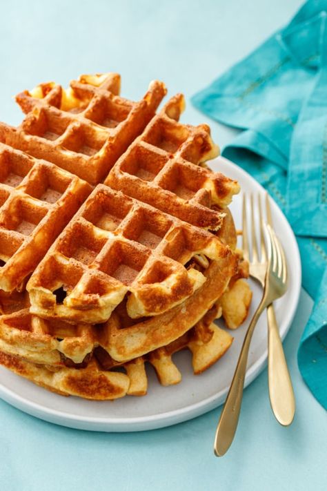 Cheddar Waffles Recipe, Cheese Waffles Recipe, Savory Waffles Recipe, Savoury Waffle Recipe, Cheddar Waffles, Savoury Waffles, Breakfast Waffle Recipes, Savory Waffle Recipe, Cheese Waffles