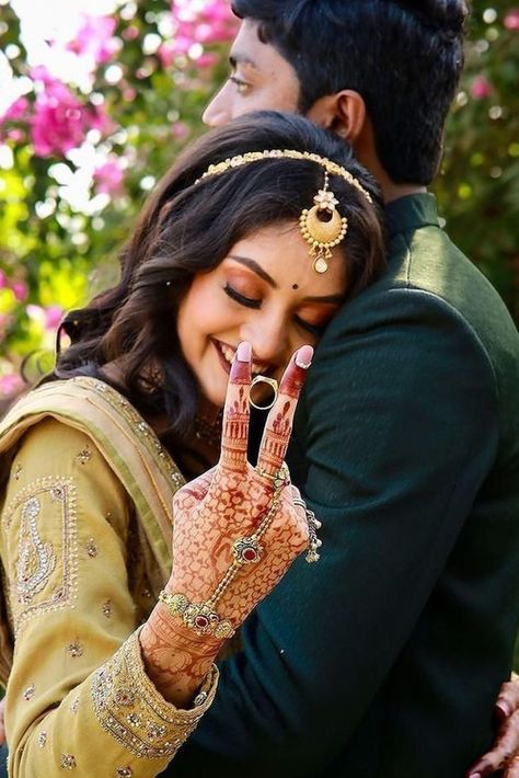 Engagement Bride Photos, Photo Poses For Engagement Indian, Engagement Ceremony Poses, Indian Engagement Pictures, Indian Wedding Engagement Photos, Photoshoot Engagement Ideas, Photography Poses For Engagement, Engagement Photos With Ring, Engagement Couple Pose