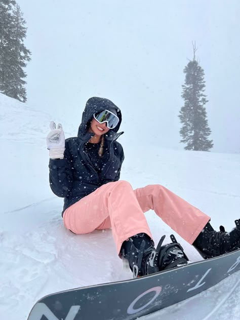 Snowboarding in Lake Tahoe Women Snowboarding Aesthetic, Snowboarding Aesthetic Pictures, Snowboarding Picture Ideas, Snowboard Girl Outfit, Aesthetic Ski Photos, Snow Boarding Aesthetic Outfits, Ski Trip Inspo Pics, Skiing Aesthetic Pictures, Ski And Snowboard Pictures