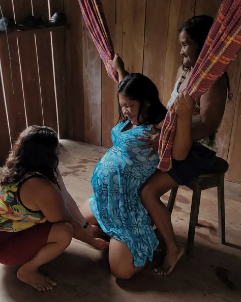 Amazonian Midwives Are Bringing the Sacred Back to Birth | Vogue Natural Birth Black Women, Home Birth Black Women, Non Medicated Birth, Black Doula Aesthetic, Birth Doula Aesthetic, Giving Birth Art, Home Birth Aesthetic, Birth Aesthetic, History Of Midwifery