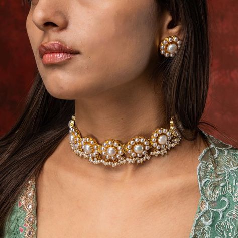 The most beautiful launch of this month! The Aamna Choker Set.. Crafted in freshwater pearls, with pearl cluster hangings, making it perfect for the Indian taste and style sense.. We bet you haven’t seen a choker as chic as this. For more queries comment ‘pp’ on the post, and we’ll share the product link with you In case of queries, DM us @totapari1 or visit our website www.totapari.com [pearl choker, choker necklace for women, choker necklace, pearl choker necklace, wedding jewelry, hald... Pearl Choker Set Indian, Pearl Choker Necklace Indian, Choker Necklace Wedding, Indian Choker Necklace, Neck Pieces Jewelry, Women Choker Necklace, Handpainted Bags, Choker Necklace Set, Choker Set