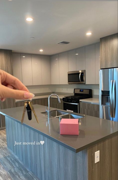 Luxury Apartment Keys Aesthetic, Key To House Aesthetic, 2024 Vision Board New Apartment, Key To Apartment Goals, New Apartment Vision Board Pictures, 2024 Vision Board Aesthetic Apartment, 2024 Vision Board Apartment, Condo Keys Aesthetic, Dream Apartment Vision Board