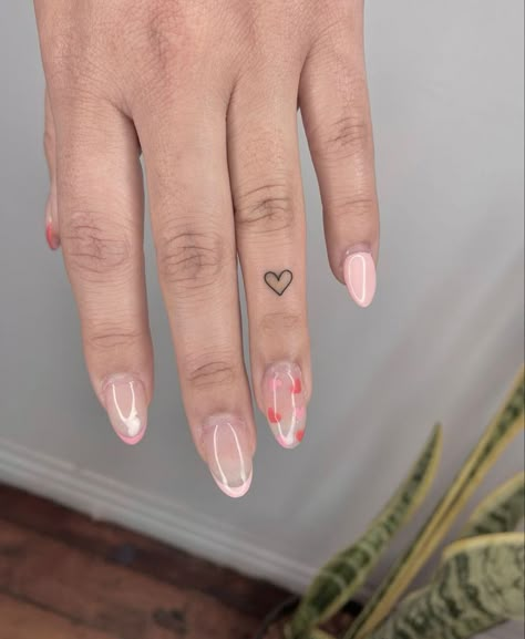 Hand Tattoos Simple, Hand Heart Tattoo, Simple Finger Tattoo, Heart Tattoo On Finger, Tattoo Catalog, Tattoos Simple, Tiny Wrist Tattoos, Small Heart Tattoos, Small Finger Tattoos