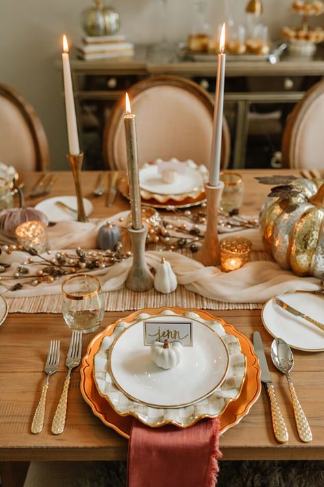 7 Rustic, Modern and Natural Thanksgiving Tablescapes Tablescape Holiday, Thanksgiving Decorations Table Setting, Thanksgiving Name Cards, Thanksgiving Dinner Table Setting, Friendsgiving Ideas, Friendsgiving Dinner Party, Friendsgiving Decorations, Thanksgiving 2023, Modern Thanksgiving