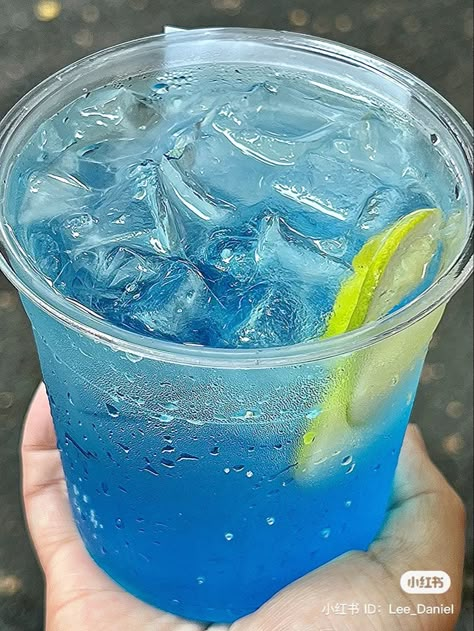 Blue Lemonade Aesthetic, Blue Drinks Aesthetic, Drinks Nonalcoholic, Blue Lemonade, Blue Drink, Cute Quick Hairstyles, Blue Drinks, Candy Drinks, Lemon Drink