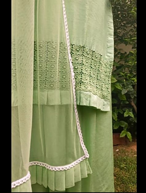 Dupatta Designs Ideas Diy, Stylish Dupatta Designs, Handwork Motifs, Dupatta Designs Ideas, Dupatta Styling, Dupatta Designs, Cotton Lace Fabric, Kurta Style, Formal Tops