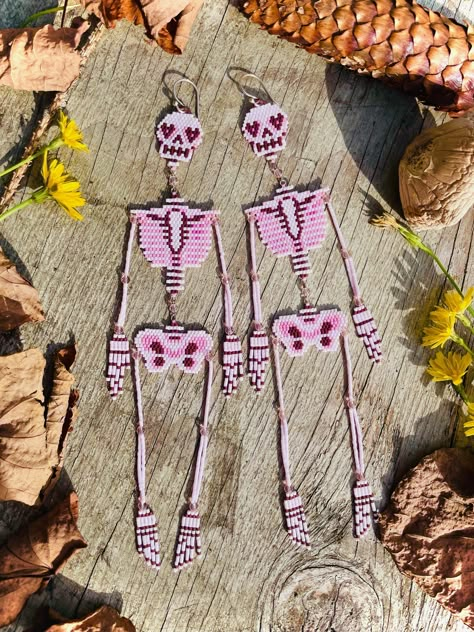 Beaded Skeleton Pattern, Skeleton Beaded Earrings, Halloween Beaded Earrings Patterns Free, Halloween Beading Patterns, Halloween Seed Bead Patterns, Seed Bead Halloween Earrings, Seed Bead Earrings Ideas, Free Beaded Jewelry Patterns Tutorials, Beaded Patterns Free