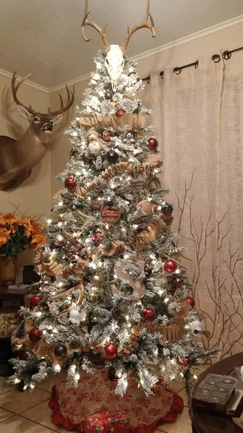 Man Cave Christmas Tree Ideas, Christmas Tree Decorations Western, Christmas Tree Ideas Rustic Farmhouse, Christmas Decorations With Antlers, Christmas Tree With Deer Antlers, Christmas Tree Hunting Theme, Deer Hunting Christmas Tree Ideas, Rustic Deer Christmas Tree, Antler Christmas Tree Decorations