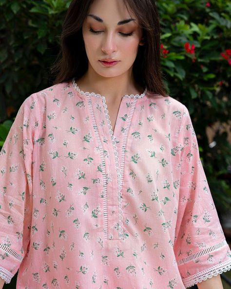 Designs Of Neck For Suits, Kurta Style Shirts For Women, Neck Designs For Lawn Suits, Neck Design For Lawn Dress, Lawn Suit Neck Design, Ethnic Kurtis Design, Lawn Suit Design 2024, New Neck Design 2024, Suit Kurta Design