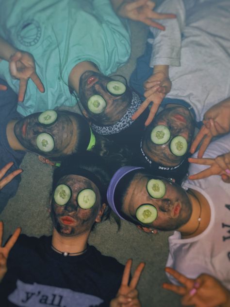 í dσn't nєєd α mαp, mч hєαrt pσíntѕ tσ чσu Face Mask With Friends, Face Masks With Friends, Friend Group Photos, Photos Bff, Squad Pictures, 4 Friends, E T, Fun Sleepover Ideas, Shotting Photo