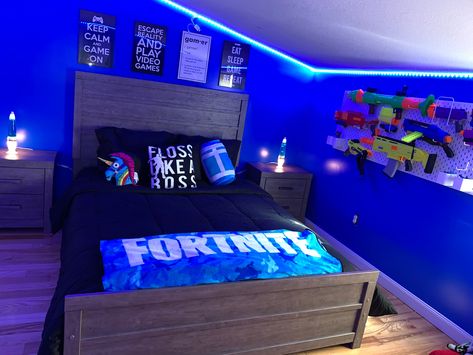 Fortnite bedroom for boys. Gamer Wall Decor Ideas, Boys Gaming Bed, Game Room Black Wall, Gaming Room Theme Bedroom, Teen Room Bedding, Workout Room Bedroom, Gaming Bedroom Theme, Games Room Boys, Boys Room Lights