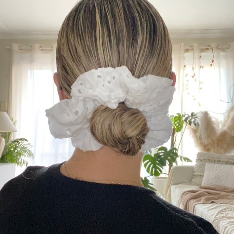 Big Scrunchy Hairstyle, Big Scrunchie Outfit, Jumbo Scrunchie Hairstyles, Big Scrunchies Hairstyles, Large Scrunchie Hairstyles, Giant Scrunchie Hairstyles, Xl Scrunchie Hairstyles, Oversized Scrunchie Hairstyles, Scrunchie Outfit