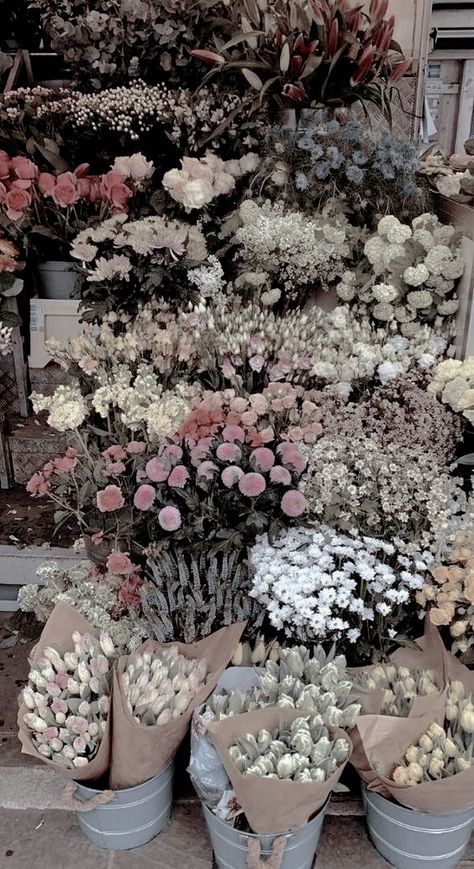 Flower Bouquet Aesthetic Wallpaper, Flower Shop Aesthetic Wallpaper, Flower Bouquet Lockscreen, Vintage Pink Flowers Aesthetic Wallpaper, Tiktok Trends, Boquette Flowers, Wallpaper Trends, Nothing But Flowers, Flower Letters