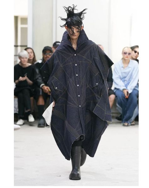 Color Palette 2024, Isa Genzken, Paris Fashion Week 2024, Bunka Fashion College, Japanese Mens Fashion, Paris Mens Fashion, 2024 Menswear, Cape Designs, Fashion Week 2024