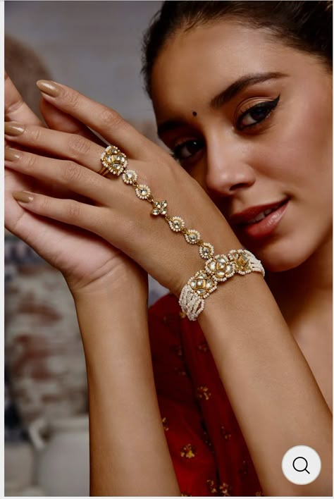 Ring Bracelet Chain Gold Indian, Hath Phool Designs In Gold, Hath Phool Bridal, Hathphool Design, Marriage Ornaments, Indian Hand Jewelry, Gold Neckles, Haath Phool, Bridal Necklace Designs