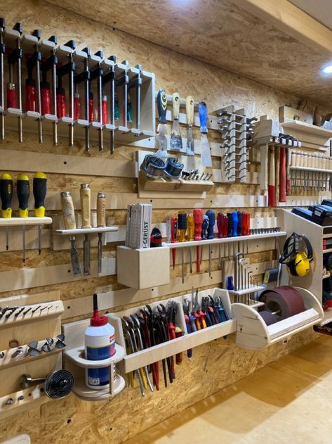 Arbejdsplads Garage, Garage Workshop Layout, Garage Storage Inspiration, Garage Organisation, Garage Workshop Organization, Workshop Layout, Garage Tool Organization, Garage Organization Diy, Garage Tool Storage