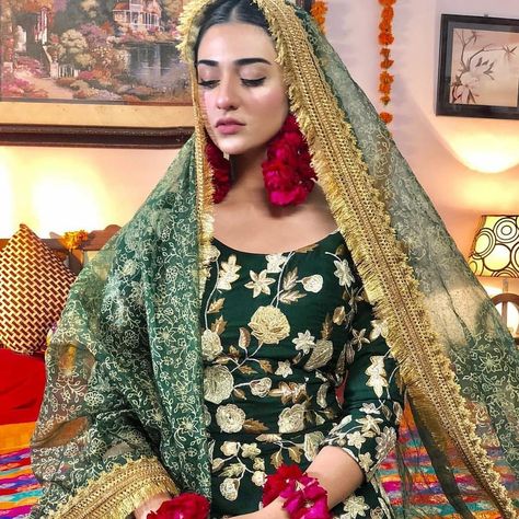 @sarahkhanofficial in our deep green hand embroidered bridal, shooting for her upcoming serial Mere Humdum Doesn't she look lovely? . . . .… Pakistani Mehndi Dress, Mehndi Outfit, Bridal Mehndi Dresses, Mehndi Dress, Function Dresses, Mehendi Outfits, Desi Wedding Dresses, Pakistani Wedding Outfits, Bridal Dress Fashion