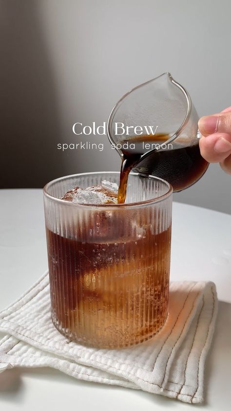 Cold Drink Aesthetic, Cold Brew Aesthetic, Sparkling Coffee, Coffee House Aesthetic, Korea Cafe, Lemon Coffee, Fruit Coffee, Bar Concept, Soda Drink