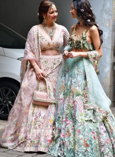 Pastel Mehendi Outfit, Alanna Panday Lehenga, Alanna Panday Wedding Lehenga, Alana Panday Wedding Outfits, Indian Wedding Guest Outfit 2023, Alanna Pandey Wedding, Alanna Panday Mehendi, Alaana Pandey Wedding, Alanna Panday Wedding