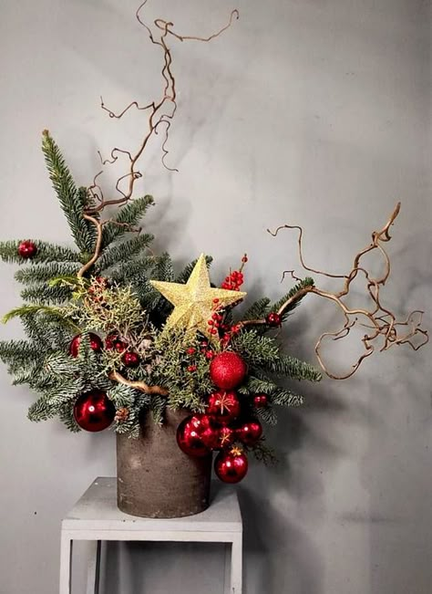 Xmas Flower Arrangements, Christmas Flower Arrangements Ideas, Flower Arrangements Winter, Christmas Greenery Arrangements, Floral Arrangements Winter, Flower Garden Aesthetic, Winter Flower Arrangements, Flower Arrangements Ideas, Winter Floral Arrangements