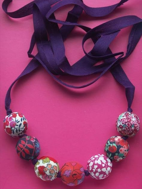 Fabric Necklaces, Scrap Fabric Projects, Wire Wrapped Jewelry Tutorials, Fabric Jewellery, Fabric Necklace, Scrap Fabric, Wrap Jewelry, Textile Jewelry, Fabric Beads