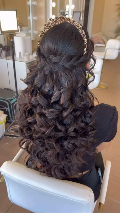 Xv Hairstyles, Xv Hair, Quince Hair, Quince Planning, Sweet 16 Hairstyles, Red Quince, Pink Quince, Quince Hairstyles With Crown, Quinceanera Hairstyles