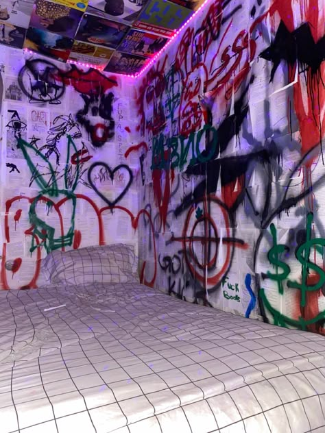 Room With Graffiti Wall, Wall Paint Ideas Bedroom Aesthetic, Graffiti Room Idea, Graffiti Bedroom Ideas Grunge, Spray Paint Ideas On Wall, Grunge Room Painting, Grunge Wall Painting Ideas, Wall Paint Aesthetic Bedroom, Spray Paint In Room