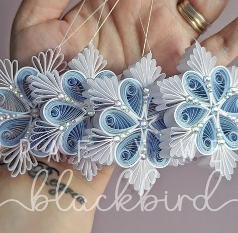 Winter Quilling Ideas, Quilled Angels, Quill Ornaments, Quilled Snowflakes, Quilling Snowflakes, Snowflake Quilling Easy, Christmas Tree Ornaments Quilling, Quilled Angels Ornaments, Paper Ornaments Diy