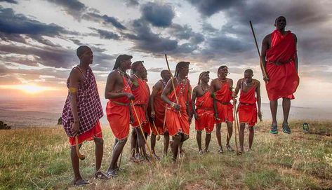 La tribu Masai es una de las más conocidas por sus bailes, vestimenta y aspecto pero poco se sabe de sus tradiciones y organización tribal. Used Travel Trailers, Katsuhiro Otomo, Tourism Marketing, African Dance, Middle East Travel, Tanzania Safari, Travel Marketing, World Vision, Afro Style