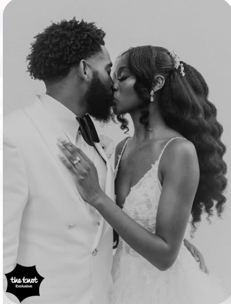 Black Brides With Veils, Curly Wedding Hair Black Women, Wedding Ideas Bride And Groom, Intimate Wedding Photo Ideas, Black Natural Wedding Hairstyles, Wedding Photos Black Couples, Natural Hair For Wedding, Cute Wedding Details, Black Couple Wedding Photos